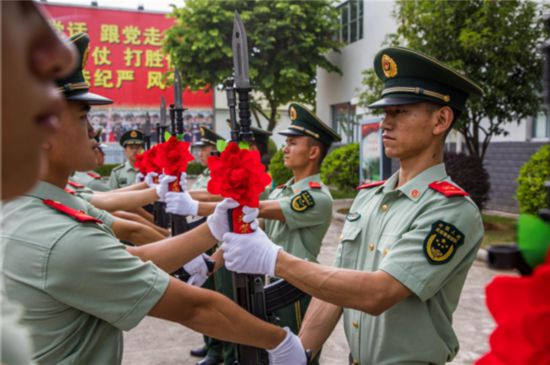 即将退伍的老兵带着内心的不舍